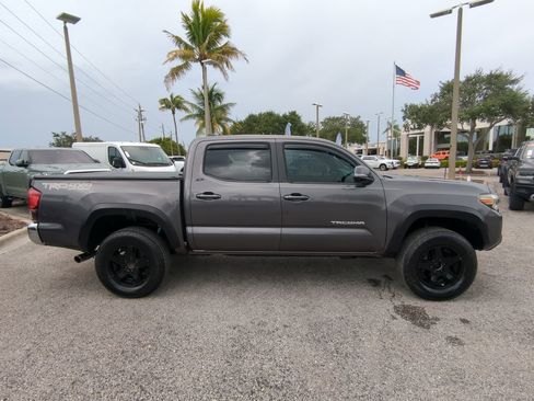 Used 2018 Toyota Tacoma TRD Off-Road image 4