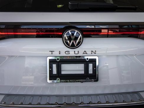 New 2026 Volkswagen Tiguan SE FWD image 17