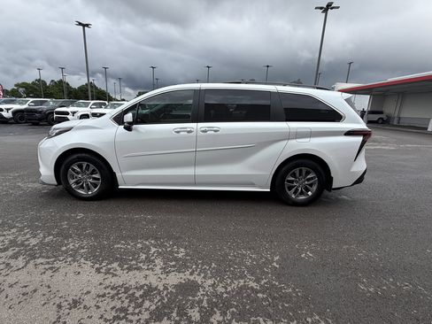 Certified 2023 Toyota Sienna XLE FWD image 23