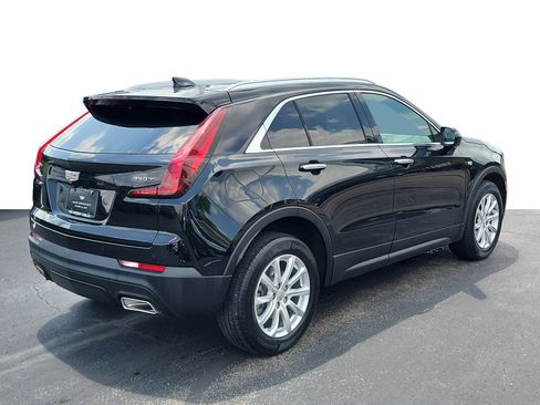 Used 2023 Cadillac XT4 Luxury w/ Cold Weather Package FWD image 5
