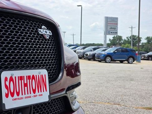Certified 2023 Chrysler 300 C RWD image 10