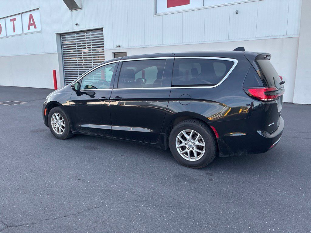 Used 2023 Chrysler Pacifica Touring-L FWD image 13