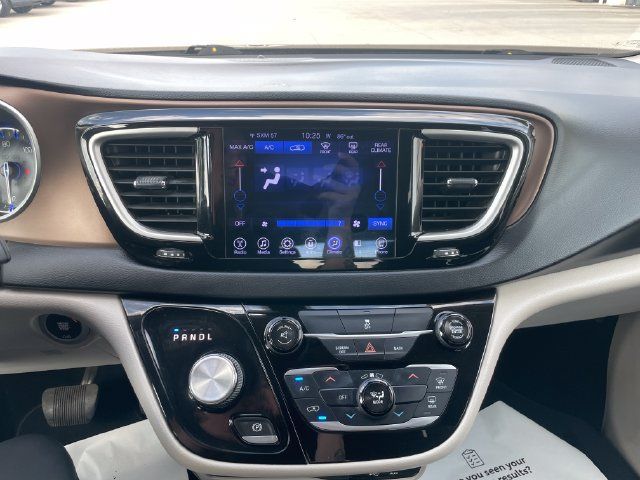 Used 2017 Chrysler Pacifica Touring w/ Tire & Wheel Group FWD image 12