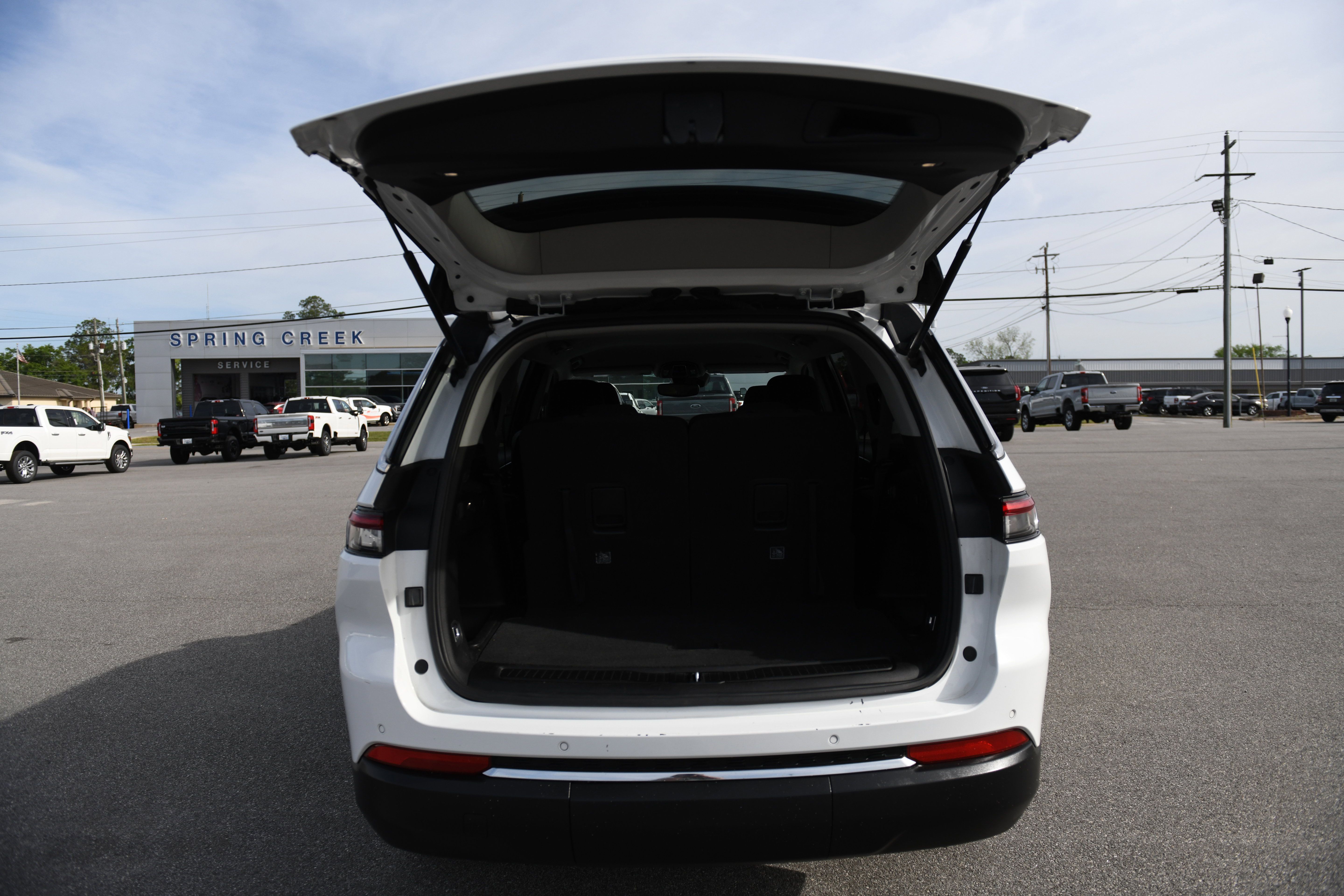 Used 2023 Jeep Grand Cherokee L Laredo RWD image 9