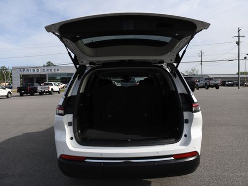 Used 2023 Jeep Grand Cherokee L Laredo RWD image 9