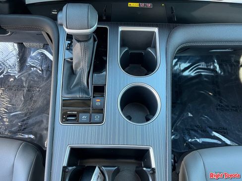 Certified 2025 Toyota Sienna XLE FWD image 31