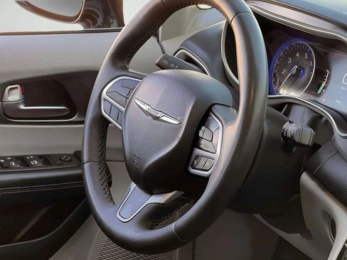 Used 2022 Chrysler Pacifica Touring-L FWD image 31