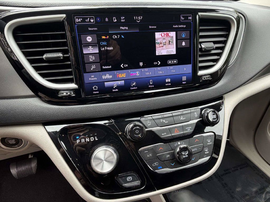 Used 2024 Chrysler Pacifica Touring-L FWD image 17