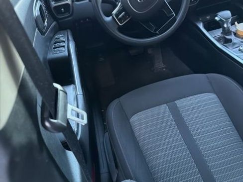 Used 2021 Kia Sorento LX image 9