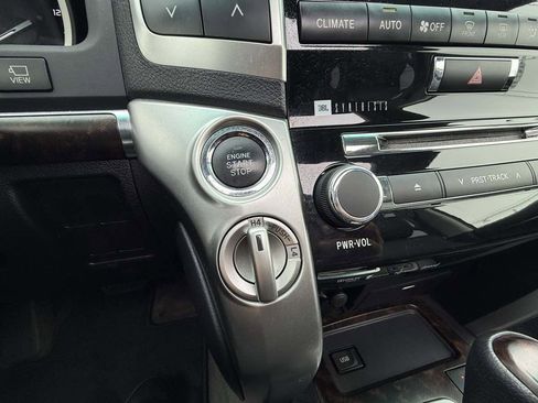 Used 2015 Toyota Land Cruiser image 25