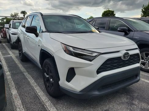 Used 2022 Toyota RAV4 XLE w/ Convenience Package FWD image 3