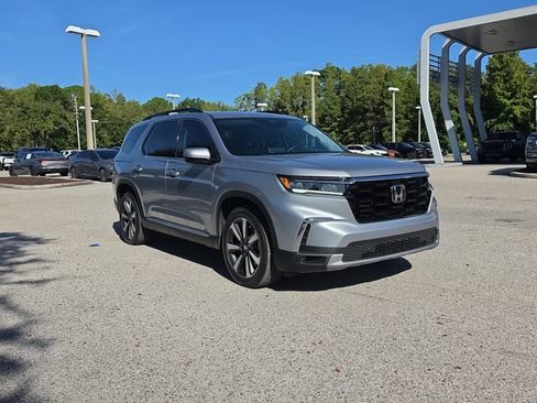 Used 2025 Honda Pilot Touring image 2