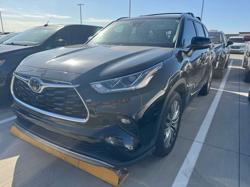 Used 2020 Toyota Highlander Platinum FWD image 2