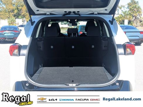 Used 2022 Toyota RAV4 SE image 8