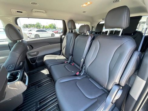 New 2026 Kia Carnival EX FWD image 24