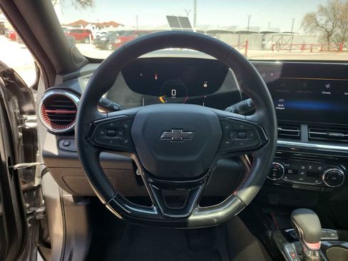 Used 2025 Chevrolet Trax RS w/ Sunroof Package image 19