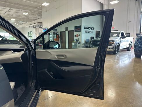 Used 2025 Toyota Corolla LE image 33