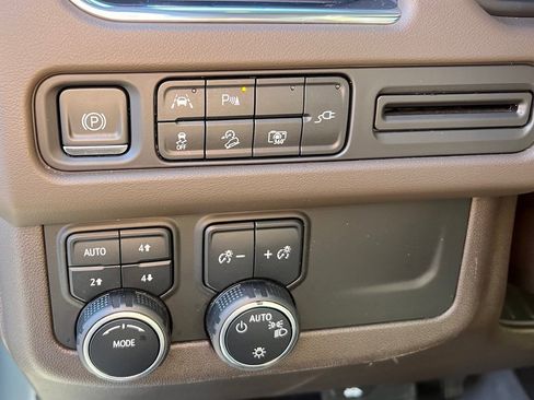 Used 2022 Chevrolet Tahoe Z71 w/ Luxury Package image 9