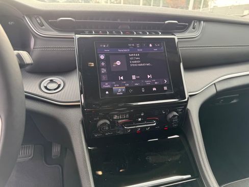 New 2025 Jeep Grand Cherokee Altitude image 17