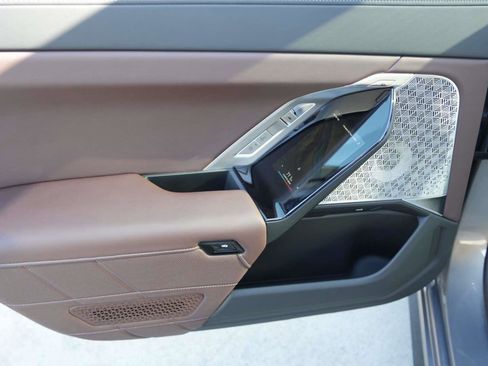 Used 2025 BMW 750e xDrive image 9