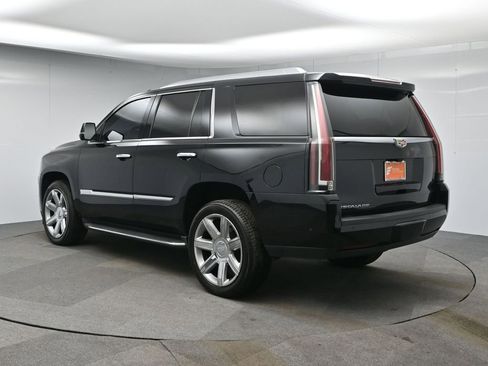Used 2019 Cadillac Escalade Luxury image 3