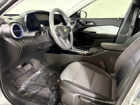 Used 2024 Chevrolet Trax LT image 25