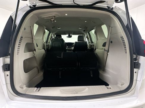 Used 2024 Chrysler Pacifica Touring-L image 29