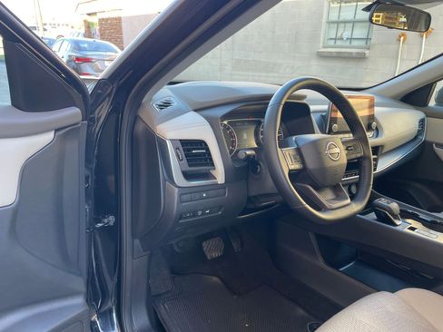 Used 2025 Nissan Rogue SV image 36