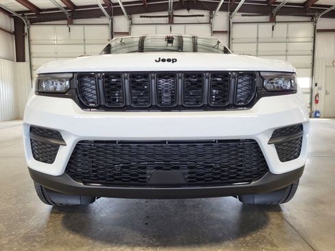 New 2025 Jeep Grand Cherokee Altitude AWD/4WD image 8