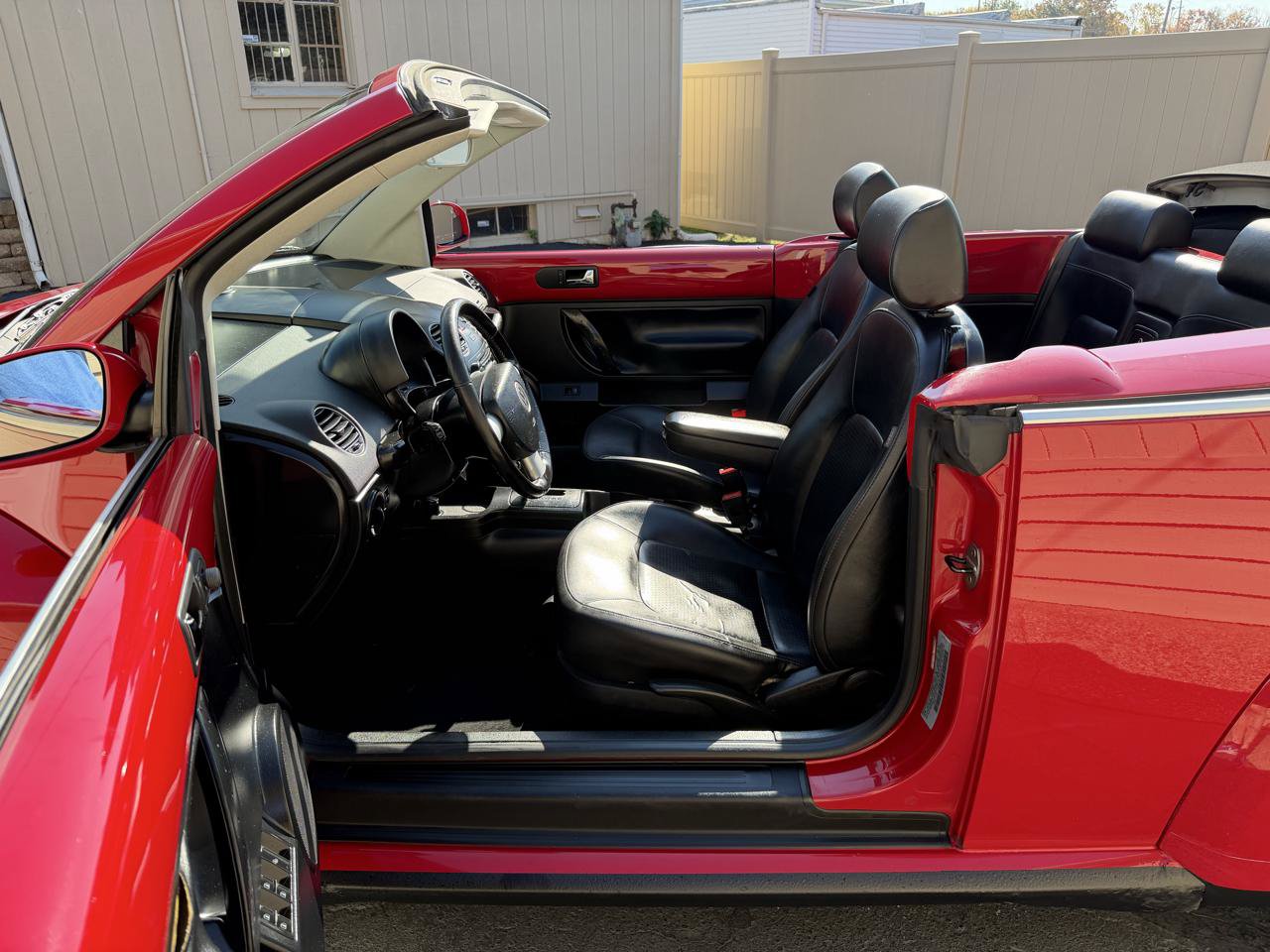 Used 2010 Volkswagen Beetle Convertible FWD image 17