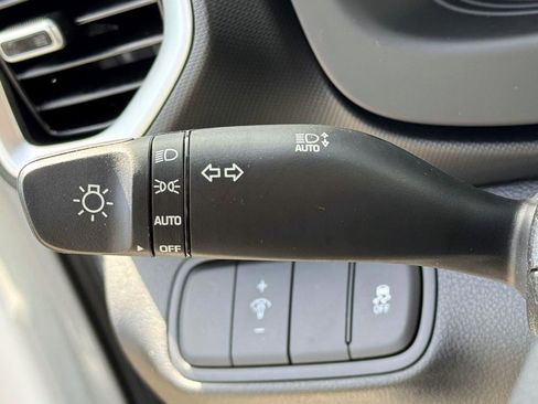 Used 2025 Hyundai Venue SE FWD image 22