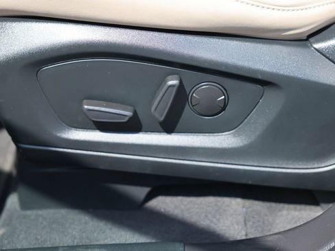 Used 2023 Ford Explorer XLT AWD/4WD image 18