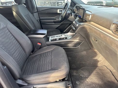 Used 2020 Ford Explorer XLT image 11