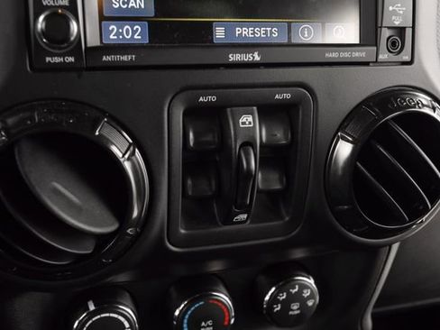 Used 2017 Jeep Wrangler Unlimited Sahara image 29