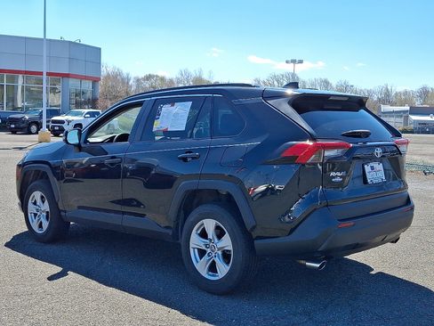 Used 2019 Toyota RAV4 XLE w/ Carpet Mat Package FWD image 5