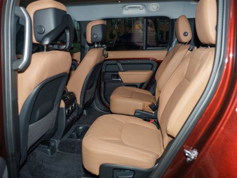 Used 2025 Land Rover Defender 130 X-Dynamic SE image 15