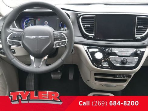 Used 2023 Chrysler Pacifica Touring-L FWD image 45