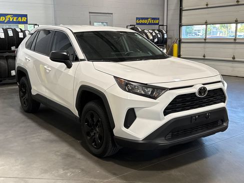 Used 2022 Toyota RAV4 LE AWD/4WD image 3