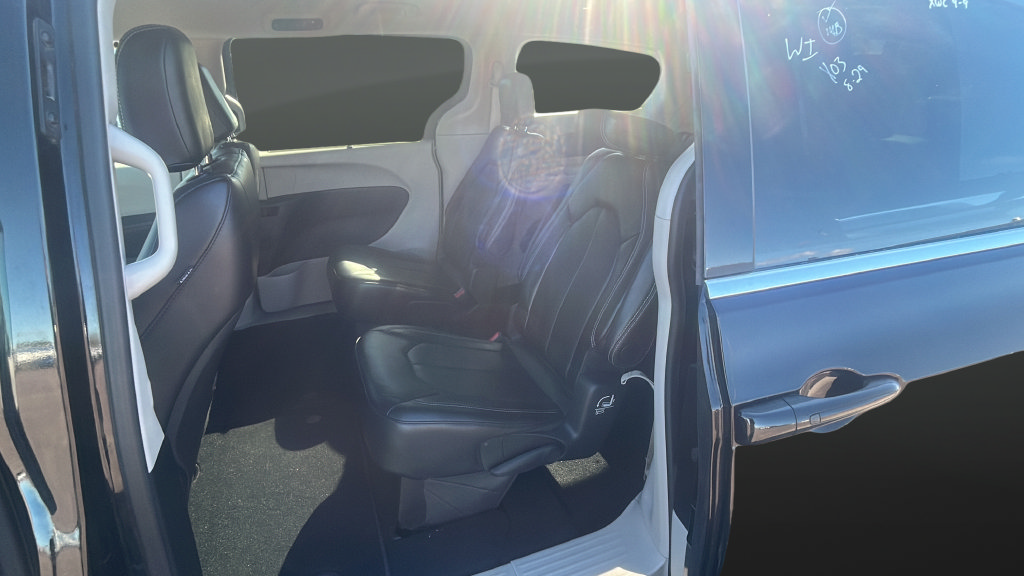 Used 2024 Chrysler Pacifica Touring-L FWD image 17