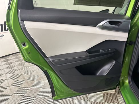 Used 2025 Volkswagen Taos SE w/ Black Wheel Package image 18