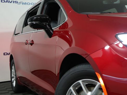 New 2026 Chrysler Pacifica Select image 3