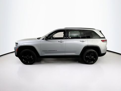 Used 2022 Jeep Grand Cherokee Altitude AWD/4WD image 8