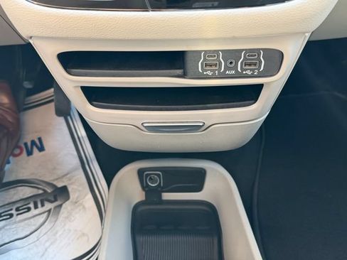 Used 2024 Chrysler Pacifica Limited FWD image 27