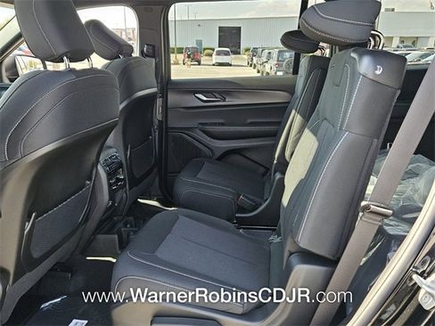 New 2025 Jeep Grand Cherokee L Laredo image 6