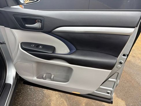 Used 2019 Toyota Highlander XLE AWD/4WD image 28