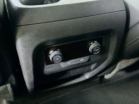 Used 2025 Chevrolet Traverse LT image 30