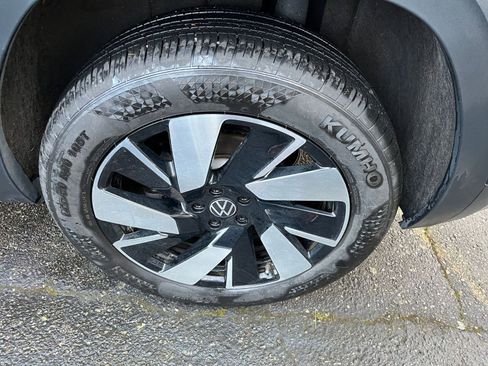 Used 2025 Volkswagen Atlas Cross Sport SE image 32