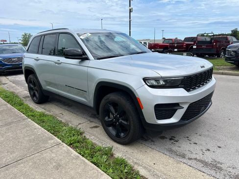 Used 2024 Jeep Grand Cherokee Altitude AWD/4WD image 2