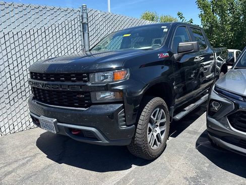 Used 2019 Chevrolet Silverado 1500 Custom Trail Boss w/ Custom Convenience Package AWD/4WD image 2