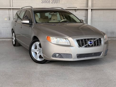 Used 2010 Volvo V70 FWD image 2